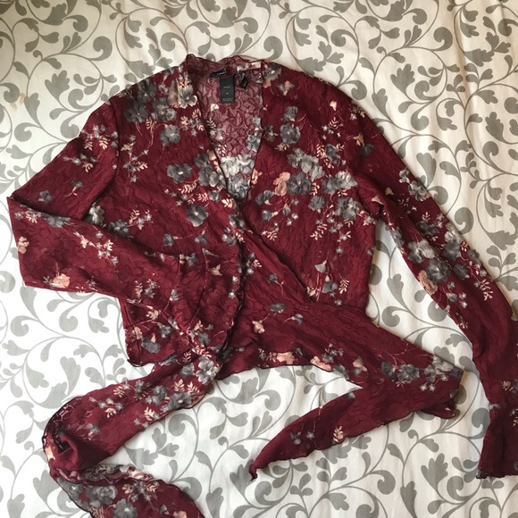 Wrap around lace blouse w/ bell-sleeves - Picture 3 of 5